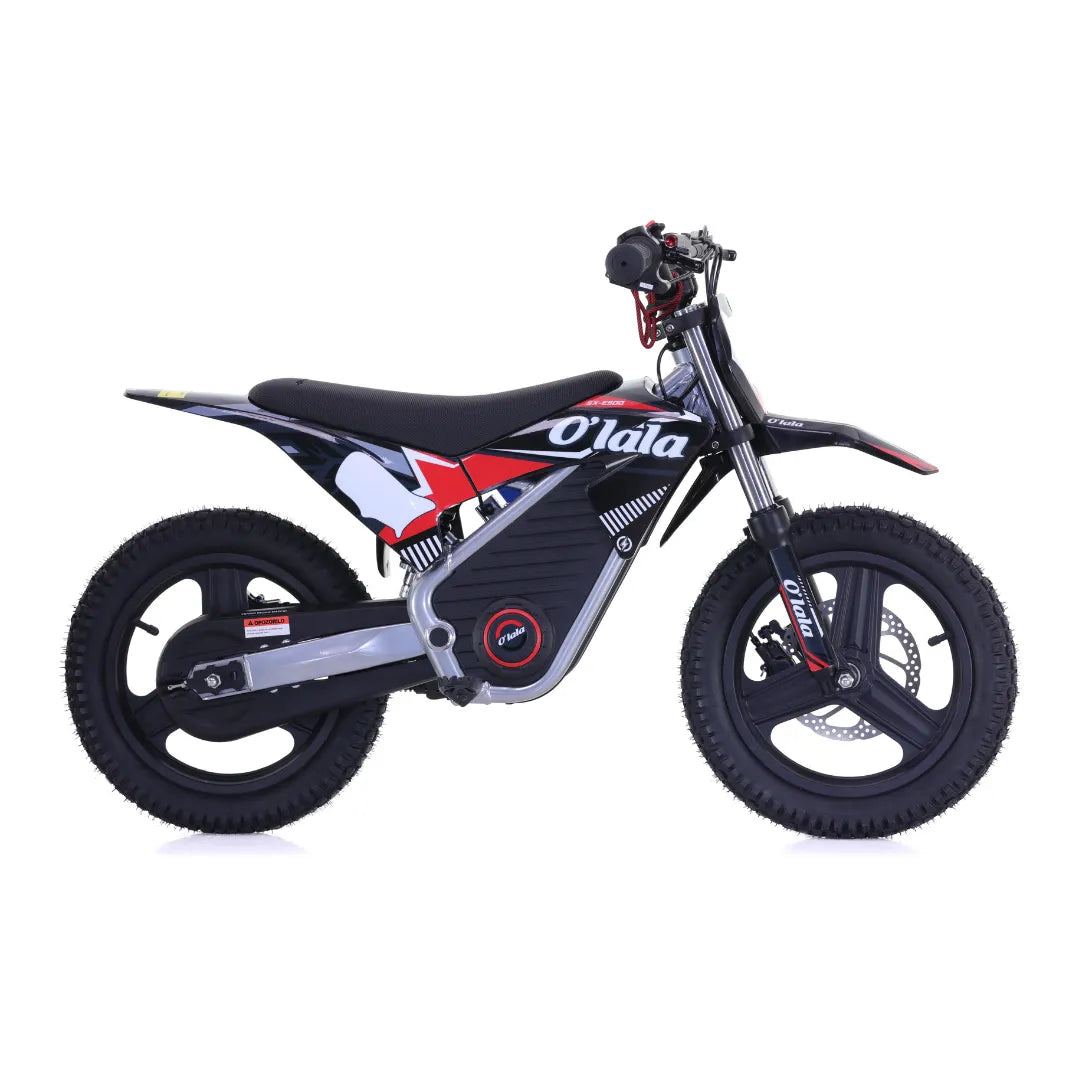 Izdelek na sliki je električno kolo znamke O'lala, model SX E500. Na sliki je vidno kolo s širokimi gumami, športnim oblikovanjem in udobnim sedežem. Kolo ima tudi ročico za upravljanje in električni motor, kar nakazuje na njegovo električno delovanje. Barvna kombinacija črne, rdeče in bele dodaja dinamičen videz.