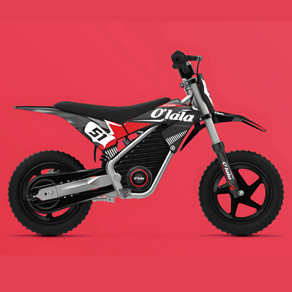 Izdelek je električno kolo znamke O'lala, model SX E500. Na sliki je prikazano električno kolo v črno-rdeči barvni kombinaciji, ki ima široka kolesa in športno zasnovo. Kolo ima nizko sedišče in robusten okvir, kar nakazuje na njegovo uporabnost za različne terene. Ozadje slike je enobarvno rdeče, kar dodatno poudari obliko in barve kolesa.