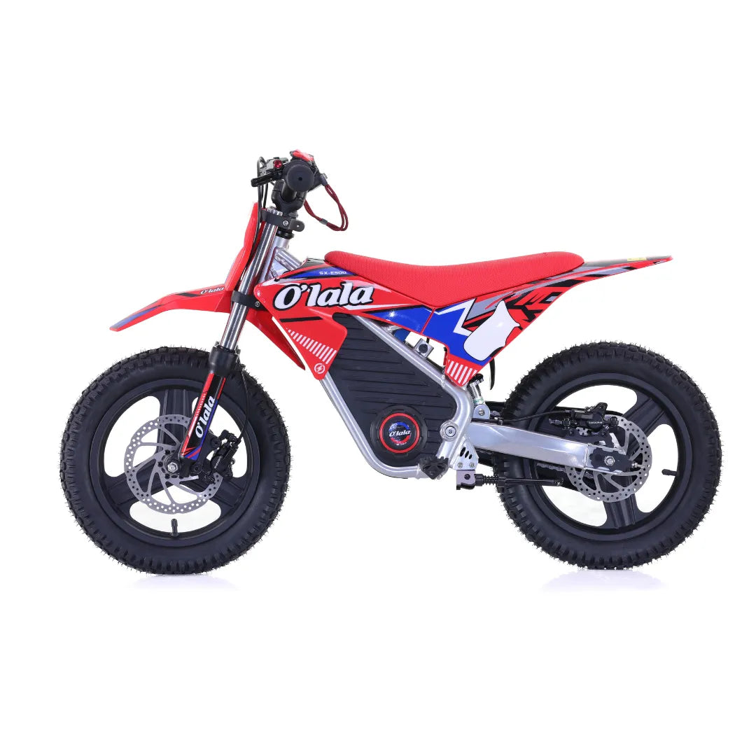 Izdelek je električno kolo, znamke O'lala, model SX E500. Na sliki je vidno kolo v rdeči in modri barvi, z značilnim športnim dizajnom. Ima široke gume in disk zavore, kar nakazuje na njegovo zmogljivost in stabilnost pri vožnji. Sedež je udoben, kar omogoča prijetno vožnjo.
