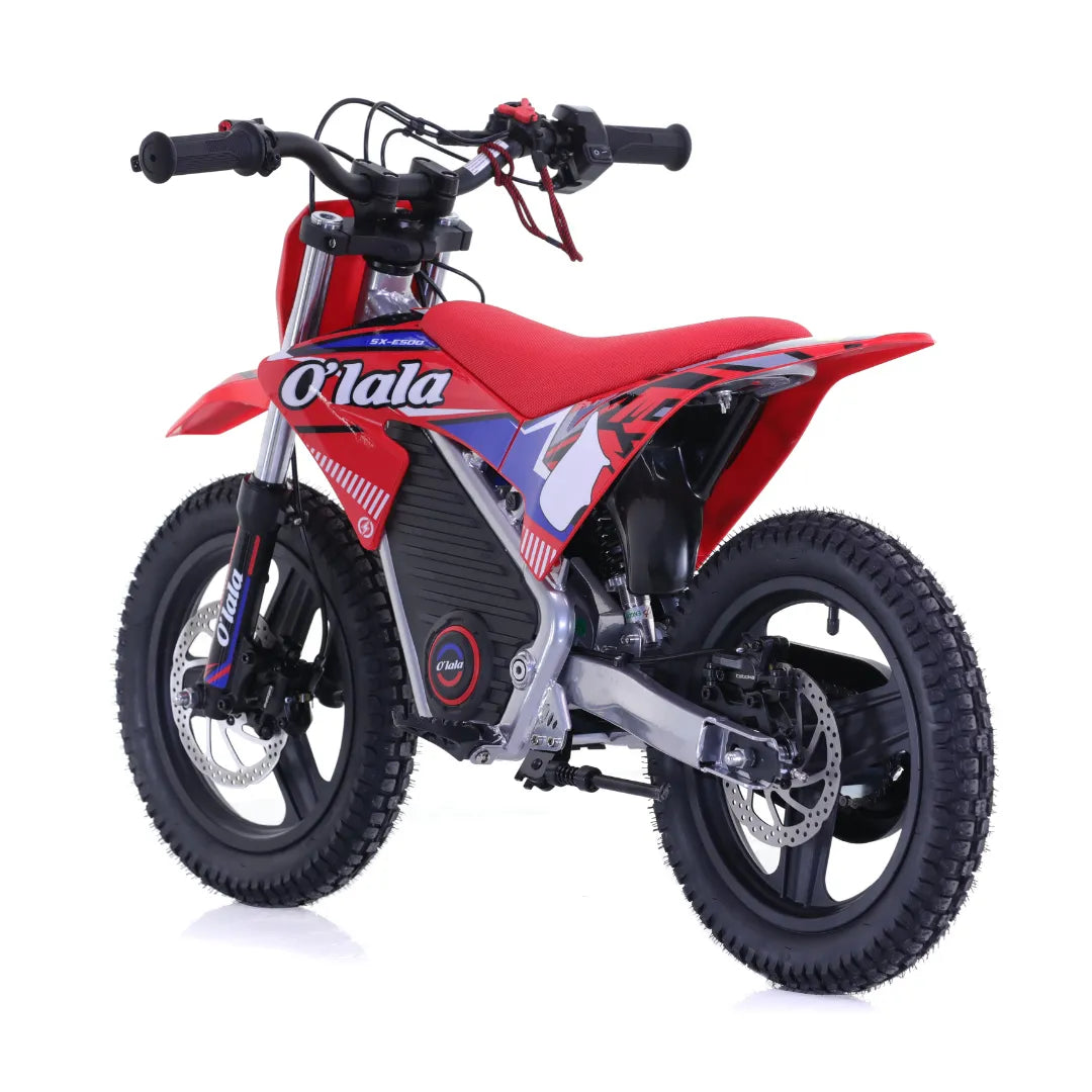 Izdelek je električno kolo, znamke O'lala, model SX-E500. Na sliki je vidno kolo v rdeči barvi, z robustnimi gumami in športnim dizajnom. Ima široke ročaje, udobno sedežno površino ter disk zavore, kar nakazuje na njegovo zmogljivost in primernost za različne terene.