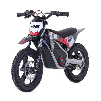 Izdelek na sliki je otroško električno kolo, model Apollo Olala SX E500. Na sliki je vidno kolo z robustnim okvirjem, širokimi gumami in športnim dizajnom, ki vključuje rdeče in črne barve ter značilno oznako "46" na sprednjem delu. Kolo je zasnovano za otroke in ponuja udobno sedišče ter upravljalne ročke, kar omogoča enostavno vožnjo.