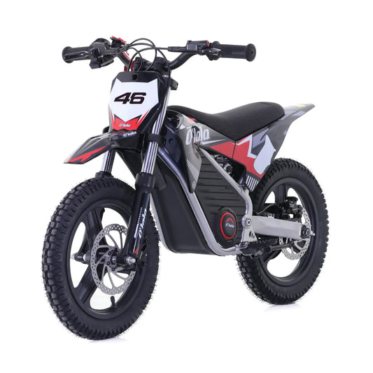 Izdelek na sliki je otroško električno kolo, model Apollo Olala SX E500. Na sliki je vidno kolo z robustnim okvirjem, širokimi gumami in športnim dizajnom, ki vključuje rdeče in črne barve ter značilno oznako "46" na sprednjem delu. Kolo je zasnovano za otroke in ponuja udobno sedišče ter upravljalne ročke, kar omogoča enostavno vožnjo.