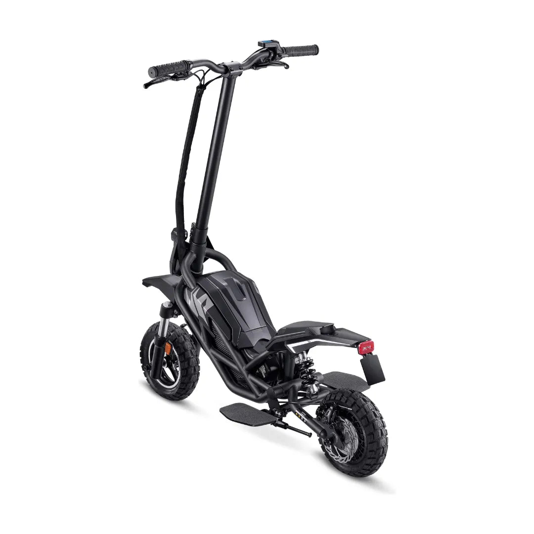 Električni skiro Acer Predator Extreme Pes017 z elegantno črno obliko in robustnimi pnevmatikami.
