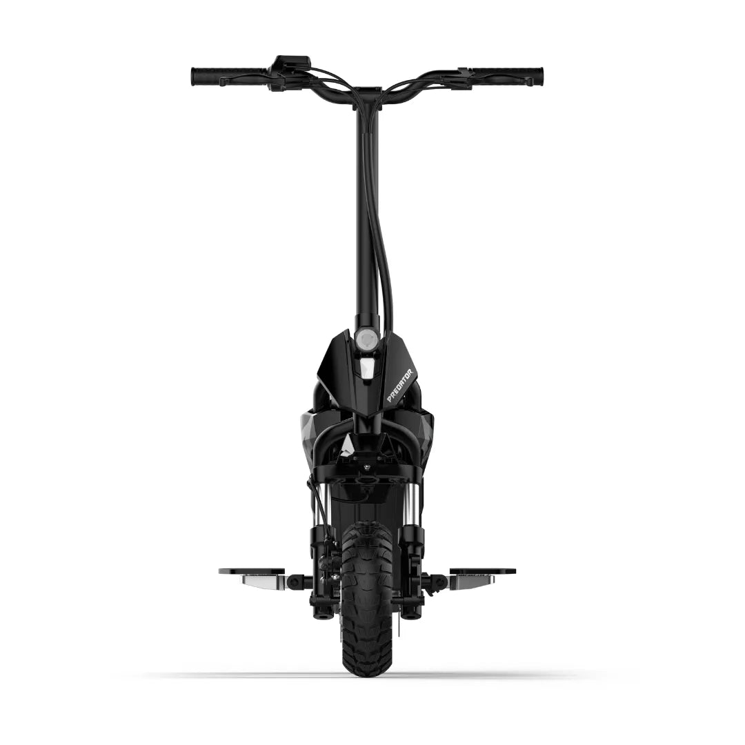 Sprednji pogled električnega skiroja Acer Predator Extreme PES017 z elegantnim črnim dizajnom.