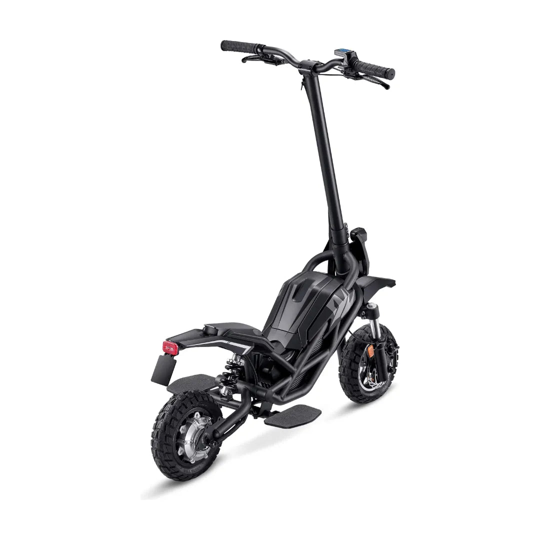 Električni skiro Acer Predator Extreme Pes017, s elegantnim črnim dizajnom in robustnimi pnevmatikami.