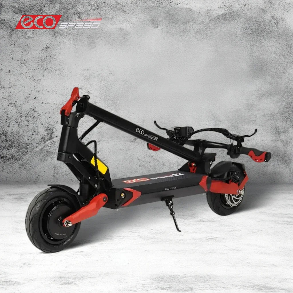 Izdelek na sliki je električni skiro, model Eco Speed 9X. Na sliki je prikazan sklopljen električni skiro, ki ima črno in rdečo barvno kombinacijo. Vidni so tudi detajli, kot so kolesa, ročaji in del okvirja, kar daje vtis o njegovi kompaktnosti in prenosljivosti.