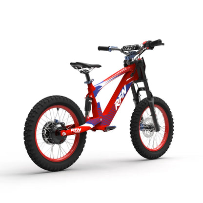 Izdelek je električno kolo, model Apollo Evo Racing, znamke RFN. Na sliki je vidno kolo z robustnim okvirjem v rdeči in modri barvi, širokimi gumami za boljšo stabilnost ter vzmetenjem spredaj, kar omogoča udobno vožnjo po različnih terenih. Kolo ima športen videz in je zasnovano za hitre in dinamične vožnje.