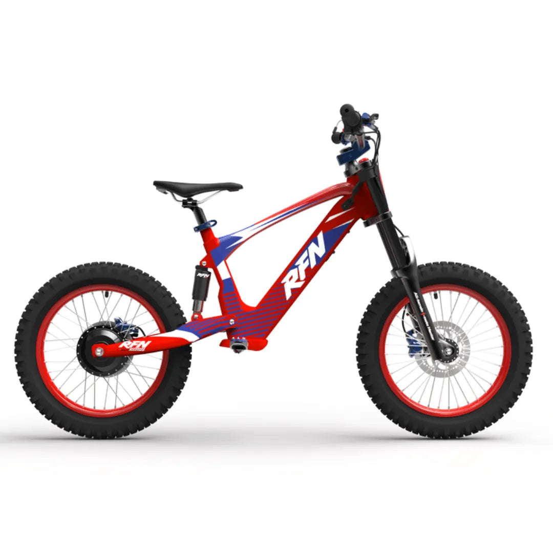 Izdelek je električno kolo, model "Apollo Evo Racing 18", znamke RFN. Na sliki je vidno kolo z robustnim okvirjem v rdeči in modri barvi, širokimi gumami za boljšo stabilnost ter športnim dizajnom, ki je primeren za vožnjo po različnih terenih. Kolo ima tudi vzmetenje na sprednjem delu, kar povečuje udobje med vožnjo.