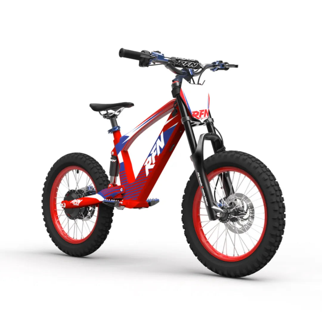 Izdelek je električno kolo, model Apollo Evo Racing, znamke RFN. Na sliki je prikazano kolo z robustnim okvirjem, širokimi gumami in športnim dizajnom v rdeči in modri barvi. Kolo ima tudi vzmetenje spredaj, kar omogoča boljšo stabilnost in udobje med vožnjo po neravnem terenu.