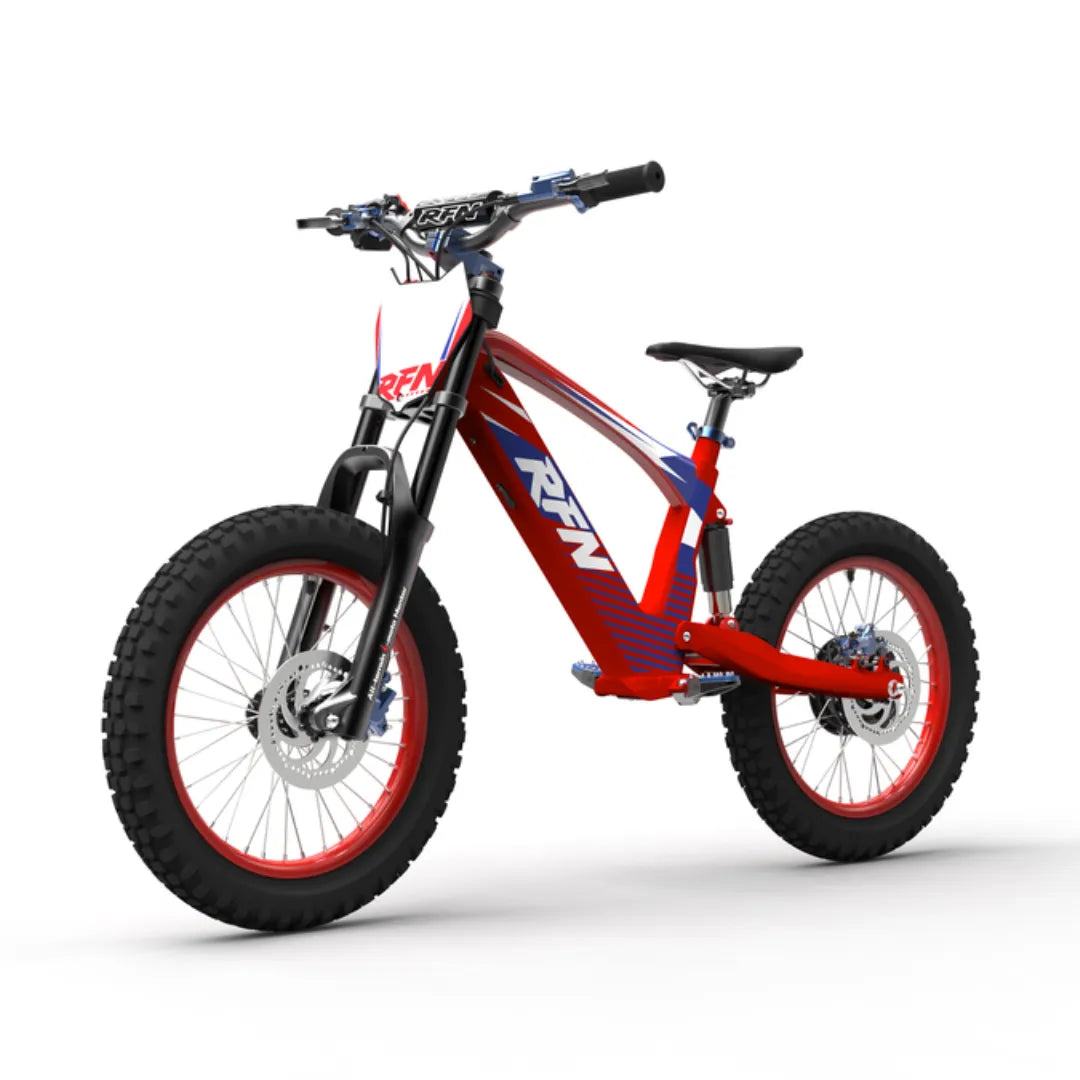 Izdelek je otroško električno kolo, model Apollo Evo Racing 18. Na sliki je vidno kolo živahne rdeče in modre barve, opremljeno z debelimi gumami za boljšo stabilnost in oprijem na terenu. Kolo ima športen dizajn, z močnim okvirjem in udobnim sedežem, kar omogoča udobno vožnjo za mlade kolesarje.