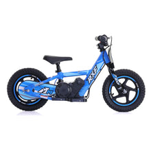 Izdelek na sliki je električno kolo, znamke RXF, model Sedna 12 RXF. Kolo je v svetlo modri barvi in ima robustne gumijaste pnevmatike ter nizko sedežno pozicijo, kar ga naredi primerno za mlajše uporabnike. Na sliki je jasno vidna tudi električna enota, ki je nameščena na okvirju.