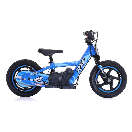 Izdelek na sliki je električno kolo, znamke RXF, model Sedna 12 RXF. Kolo je v svetlo modri barvi in ima robustne gumijaste pnevmatike ter nizko sedežno pozicijo, kar ga naredi primerno za mlajše uporabnike. Na sliki je jasno vidna tudi električna enota, ki je nameščena na okvirju.