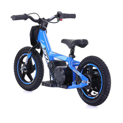 Izdelek na sliki je električno kolo, model RXF Apollo Sedna 12. Kolo je zasnovano za otroke in ima modro barvo ter robustne pnevmatike. Vidni so tudi krmili in sedež, kar omogoča udobno vožnjo. Na okvirju je nameščen električni motor, kar omogoča pomoč pri pedalanju.