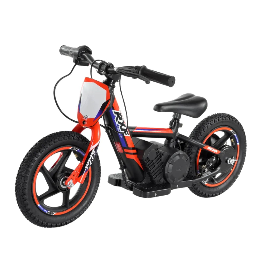 Izdelek na sliki je električno kolo, model Apollo Sedna 12 RXF. Na sliki je vidno kolo v živahni rdeči in črni barvi s širokimi gumami, ki so primerne za različne terene. Ima nizko sedežno pozicijo in enostavno krmilo, kar ga naredi primernega za mlajše uporabnike. Na okvirju je nameščen električni motor, kar omogoča pomoč pri vožnji.