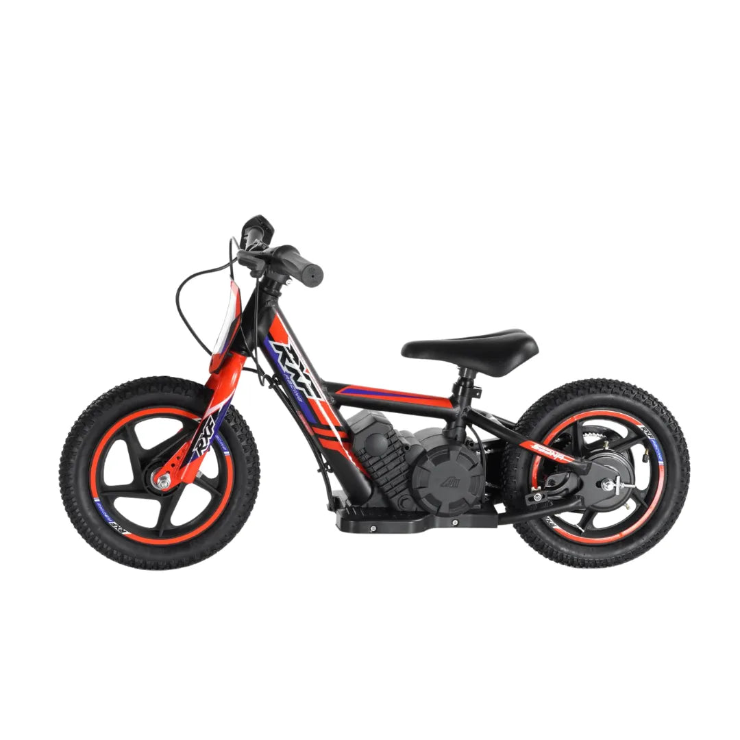 Izdelek je električno kolo, model Apollo Sedna 12 RXF. Na sliki je vidno kolo z nizkim okvirjem, širokimi gumami in električnim motorjem, ki je nameščen na sredini. Kolo je zasnovano v svetlih barvah, predvsem rdeči in črni, ter ima športen videz, kar ga naredi privlačnega za mlajše uporabnike.