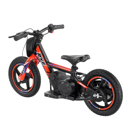 Izdelek je električno kolo, znamke RXF, model Sedna 12 RXF. Na sliki je vidno kolo z manjšimi kolesi, robustnim okvirjem in električnim motorjem, ki je nameščen na zadnjem delu. Kolo je v rdeči in črni barvi, opremljeno z udobnim sedežem in krmili, kar nakazuje na njegovo uporabo za otroke ali mlajše uporabnike.