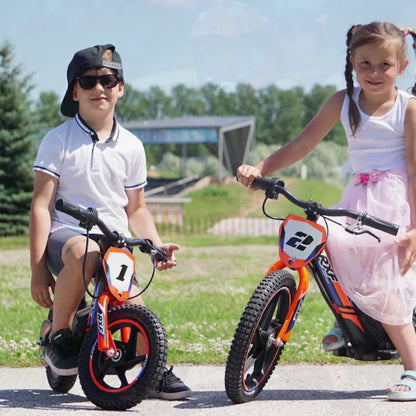 Na sliki sta vidna otroka, ki sedita na električnih kolesih. Tip izdelka je električno kolo, znamka pa je RXF. Kolesi sta živahnih barv, oranžni z oznakami številk 1 in 2, kar nakazuje na športno tematiko. Otroka sta oblečena v poletna oblačila in uživata na prostem, kar daje sliki veselo vzdušje. V ozadju je zeleno okolje, kar dodatno poudarja aktivno preživljanje časa na prostem.