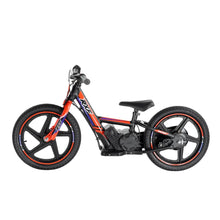 Izdelek je električno kolo, model Apollo Sedna 16 RXF. Na sliki je vidno kolo z nizkim okvirjem, širokimi kolesi in električnim motorjem, ki je nameščen na sredini. Kolo ima športen dizajn v rdeči, črni in modri barvi ter udobno sedežno površino.