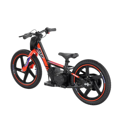 Izdelek je električno kolo, znamke RXF, model Sedna 16 RXF. Na sliki je vidno kolo z dvema širokima kolesoma, športnim okvirjem v črni in rdeči barvi ter električnim motorjem na sredini. Kolo ima udoben sedež in ergonomske ročaje, kar nakazuje na udobno vožnjo.