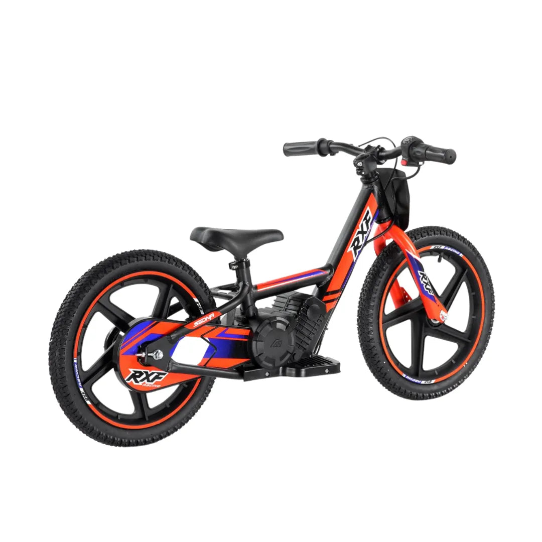 Izdelek na sliki je električno kolo, model Apollo Sedna 16 RXF. Kolo ima značilno športno obliko, opremljeno z močnimi kolesi in električnim motorjem, ki je viden na sredini okvirja. Barvna kombinacija modre, rdeče in črne barve daje kolesu dinamičen videz, kar je primerno za mlajše uporabnike. Sedež je prilagojen za udobno vožnjo.