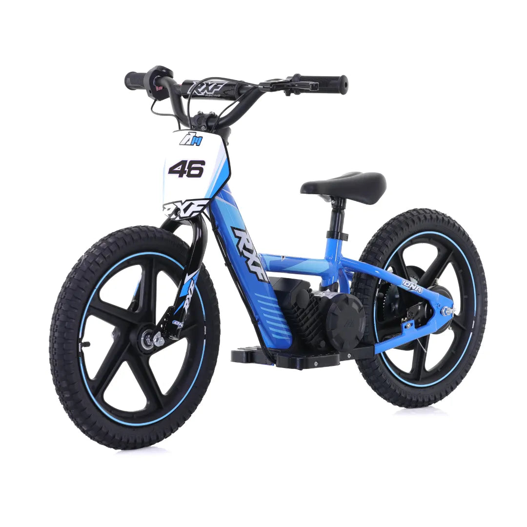 Izdelek je električno kolo, znamke RXF, model Apollo Sedna 16 RXF. Na sliki je vidno kolo v modri barvi z velikimi črnimi kolesi in športnim dizajnom. Ima nizko okvirno zasnovo, kar olajša dostopnost, ter je opremljeno z električnim motorjem, kar omogoča pomoč pri vožnji.