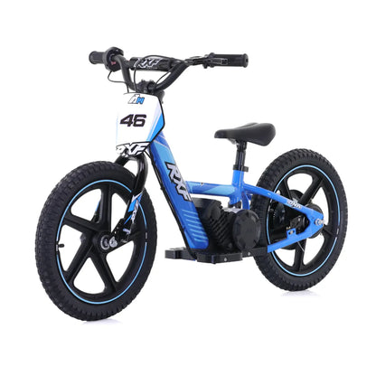 Izdelek je električno kolo, znamke RXF, model Apollo Sedna 16 RXF. Na sliki je vidno kolo v modri barvi z velikimi črnimi kolesi in športnim dizajnom. Ima nizko okvirno zasnovo, kar olajša dostopnost, ter je opremljeno z električnim motorjem, kar omogoča pomoč pri vožnji.