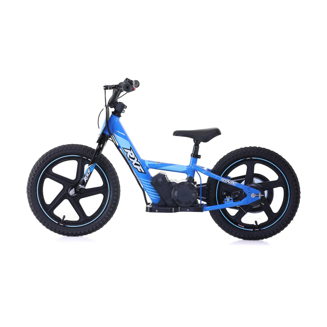 Izdelek je električno kolo, model Apollo Sedna 16 RXF. Na sliki je vidno kolo svetlo modre barve z debelimi pnevmatikami in robustnim okvirjem. Kolo ima električni motor, ki je nameščen na sredini, ter udoben sedež. Krmilo je opremljeno s standardnimi kontrolami za vožnjo.