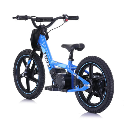 Izdelek je električno kolo, znamke Apollo, model Sedna 16 RXF. Na sliki je vidno modro električno kolo z manjšimi kolesi in širokimi gumami, ki so primerna za otroke. Kolo ima športen dizajn, z udobnim sedežem in krmili, ter motorjem, ki je nameščen na okvirju.