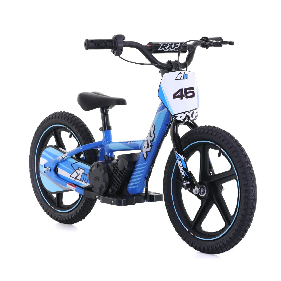 Izdelek na sliki je električno kolo, model RXF Apollo Sedna 16. Kolo je v modri in črni barvi ter ima široke gume in športen dizajn. Na sprednjem delu je vidna številka 46, kar lahko nakazuje na športno tematiko. Kolo je zasnovano za otroke in vključuje električni motor za pomoč pri vožnji.