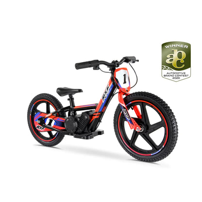 Izdelek na sliki je električno kolo, znamke RXF, model Sedna 16 RXF. Kolo ima športen videz z rdečimi in modrimi detajli ter širokimi gumami, kar nakazuje na robustnost in primernost za različne terene. Vidna je tudi oznaka s številko 1, kar dodaja element dirkaškega sloga. Kolo je zasnovano za otroke, kar se odraža v manjših dimenzijah in udobnem sedežu.