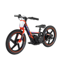 Izdelek je otroško električno kolo, model Apollo Sedna 16 RXF. Na sliki je vidno kolo z modernim dizajnom, ki vključuje široke pnevmatike in robusten okvir. Kolo je opremljeno z električnim motorjem, kar omogoča enostavno vožnjo in dodatno pomoč pri pedalanju. Barvna kombinacija vključuje rdeče, črne in modre odtenke, kar daje kolesu športen videz.