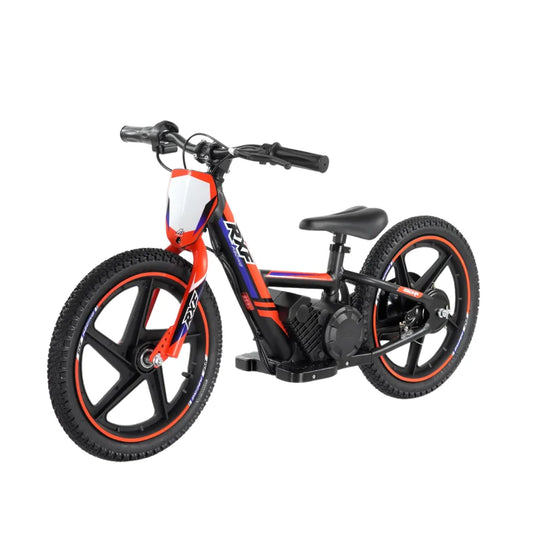 Izdelek je otroško električno kolo, model Apollo Sedna 16 RXF. Na sliki je vidno kolo z modernim dizajnom, ki vključuje široke pnevmatike in robusten okvir. Kolo je opremljeno z električnim motorjem, kar omogoča enostavno vožnjo in dodatno pomoč pri pedalanju. Barvna kombinacija vključuje rdeče, črne in modre odtenke, kar daje kolesu športen videz.