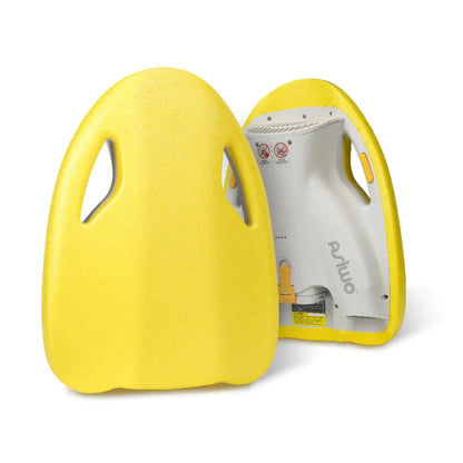 Izdelek na sliki je električna plavalna deska znamke Asiwo, model Mako. Deska je rumene barve in ima ergonomsko obliko z ročaji na straneh, kar omogoča enostavno držanje. Na zadnji strani je vidna električna enota, ki je ključna za delovanje deske.