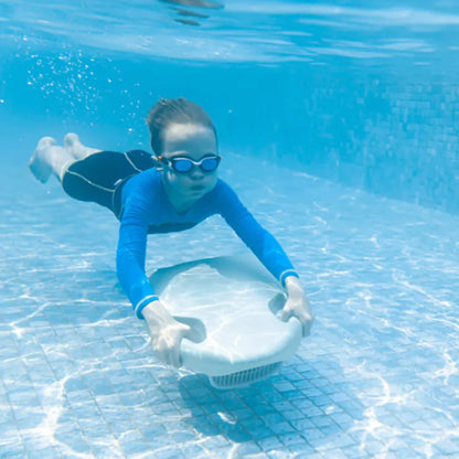 Izdelek na sliki je električna plavalna deska, model "ASIWO Mako". Na sliki je otrok, ki plava pod vodo in drži desko, oblečen v modro majico in plavalne očala. V ozadju je vidna modra voda bazena, kar nakazuje, da se izdelek uporablja v vodnem okolju.