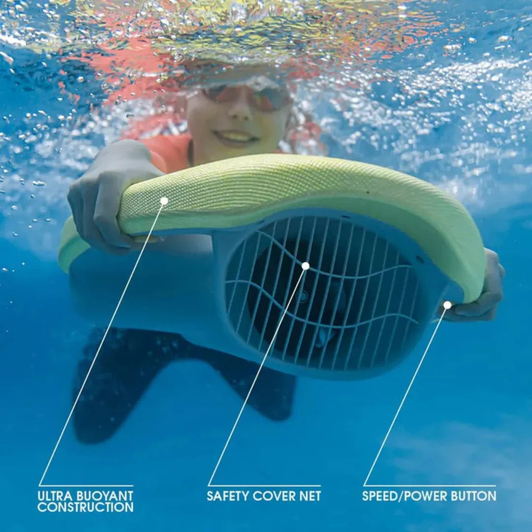 Izdelek je električna plavalna deska, model "ASIWO Mako". Na sliki je vidna oseba, ki drži desko pod vodo, medtem ko se smehlja. Deska ima svetlo rumeno površino in modro dno, opremljeno z varnostno mrežo ter gumbom za nastavitev hitrosti in vklop. Vidna je tudi njena ultra plavajoča konstrukcija, kar omogoča enostavno uporabo v vodi.