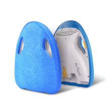 Izdelek na sliki je električna plavalna deska, model Asiwa Mako. Vidna je modra deska z ergonomskimi ročaji, ki omogoča enostavno držanje. Na zadnji strani deske je nameščen električni motor, ki omogoča pogon, kar olajša plavanje in premikanje po vodi.