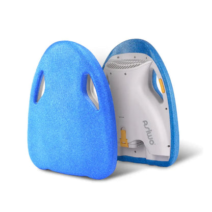 Izdelek na sliki je električna plavalna deska, model Asiwa Mako. Vidna je modra deska z ergonomskimi ročaji, ki omogoča enostavno držanje. Na zadnji strani deske je nameščen električni motor, ki omogoča pogon, kar olajša plavanje in premikanje po vodi.