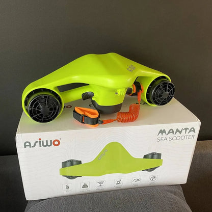 Izdelek na sliki je električni podvodni skuter, model Manta, znamke Asiwo. Na sliki je vidna svetlo zelena naprava z dvema propelerjema, ki je zasnovana za zabavno plavanje pod vodo. Skuter je postavljen na škatlo, ki vsebuje dodatne informacije o izdelku.