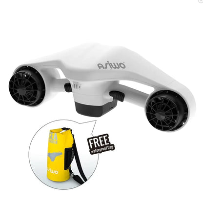 Izdelek je električni podvodni skuter znamke Asiwo, model Manta. Na sliki je prikazan skuter v beli barvi z dvema propelerjema na straneh, kar omogoča premikanje pod vodo. Poleg izdelka je vidna tudi rumena vodoodporna torba, ki je vključena kot brezplačen dodatek.