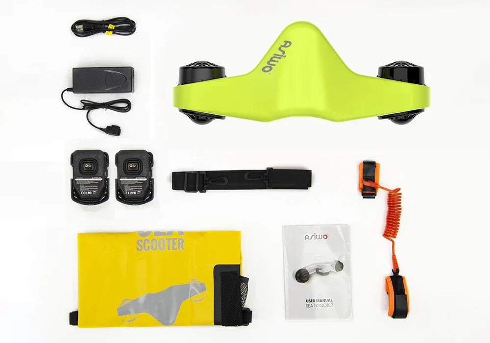 Izdelek je električni podvodni skuter znamke Asiwo, model Manta. Na sliki so prikazani različni deli kompleta, vključno z električnim skuterjem v svetlo zeleni barvi, polnilnikom, dvema baterijama, pasom za pritrditev, uporabniškim priročnikom ter dodatki za uporabo. Vse komponente so razporejene na belem ozadju, kar omogoča jasen pregled nad izdelkom.