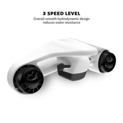 Izdelek je električni podvodni skuter znamke Asiwo, model Manta. Na sliki je prikazana aerodinamična oblika skuterja v beli barvi, ki ima dva črna propelerja na straneh. Opremljen je s tremi hitrostmi, kar omogoča prilagodljivo vožnjo pod vodo. Skuter je zasnovan za zmanjšanje vodnega upora, kar povečuje učinkovitost in hitrost.