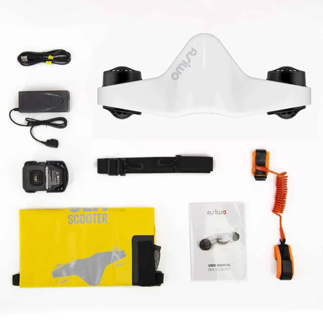 Izdelek na sliki je električni podvodni skuter znamke Asiwo, model Manta. Na sliki so vidni skuter, polnilec, kabel, dodatni pripomočki, uporabniški priročnik ter rumena torba za prenašanje. Skuter je zasnovan za uporabo pod vodo in omogoča enostavno premikanje po vodnih površinah.