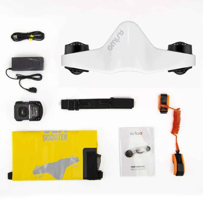 Izdelek na sliki je električni podvodni skuter znamke Asiwo, model Manta. Na sliki so vidni skuter, polnilec, kabel, dodatni pripomočki, uporabniški priročnik ter rumena torba za prenašanje. Skuter je zasnovan za uporabo pod vodo in omogoča enostavno premikanje po vodnih površinah.