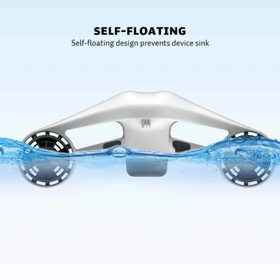 Izdelek je električni podvodni skuter, model Asiwow Manta. Na sliki je prikazan skuter, ki plava na površini vode, z vidnimi propelerji na obeh straneh. Oblika je aerodinamična in moderna, kar omogoča enostavno uporabo pod vodo. Zasnova je samovzdržna, kar preprečuje, da bi skuter potonil.