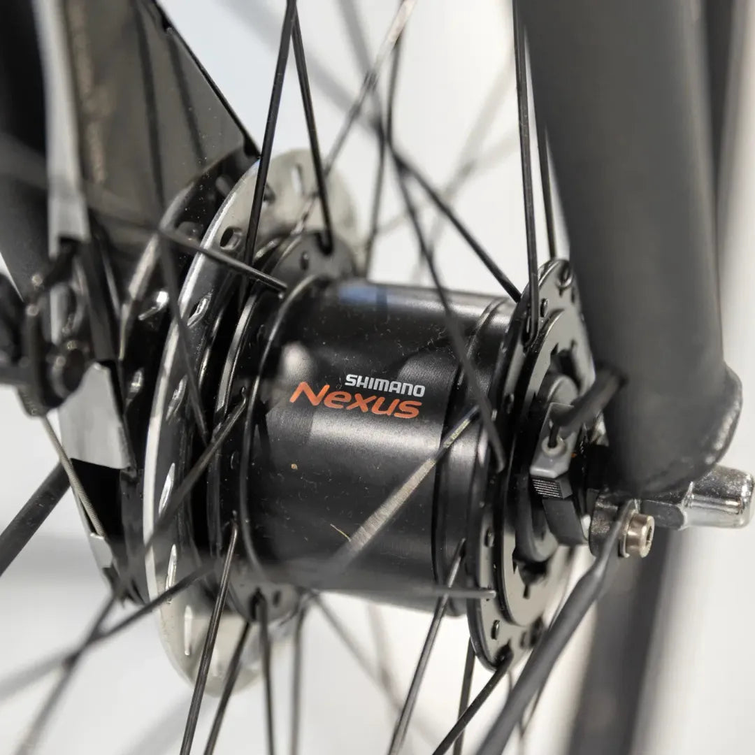 Od blizu prikazano pesto na električnem kolesu Cortina Common Family, ki prikazuje komponente Shimano Nexus.