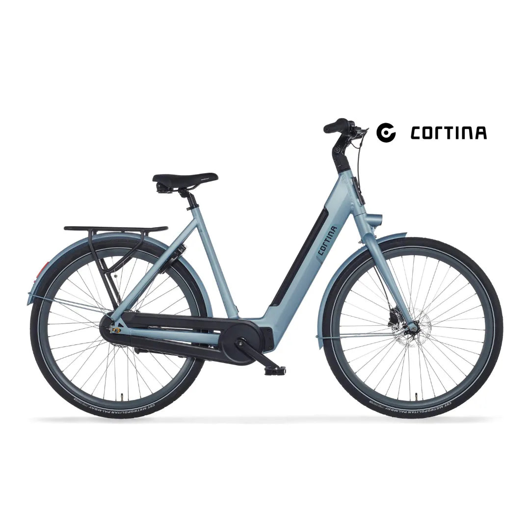 Svetlo modro električno kolo Cortina E Nite z elegantnim dizajnom in črnimi poudarki.