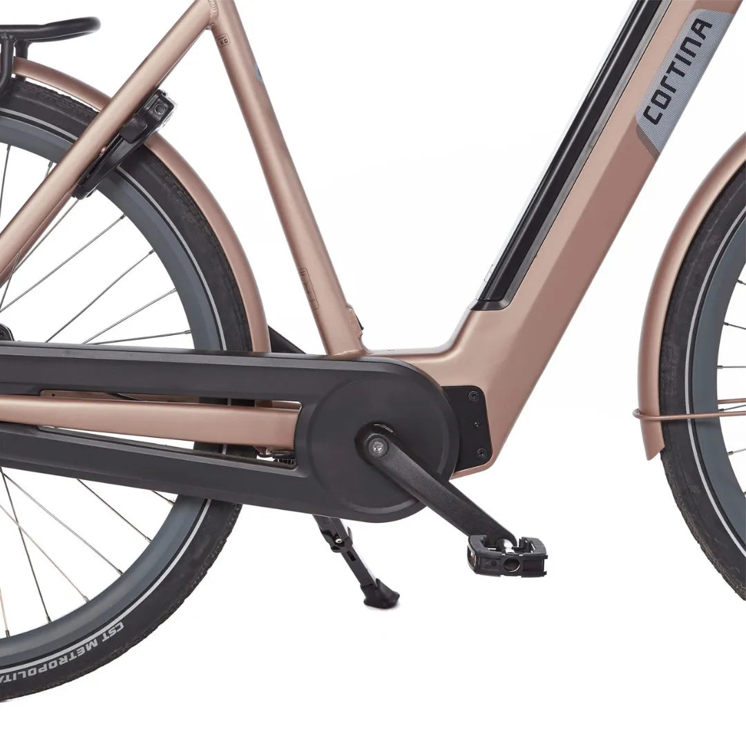 Od blizu električno kolo Cortina E Nite, ki prikazuje njegovo elegantno obliko in sistem pedal.