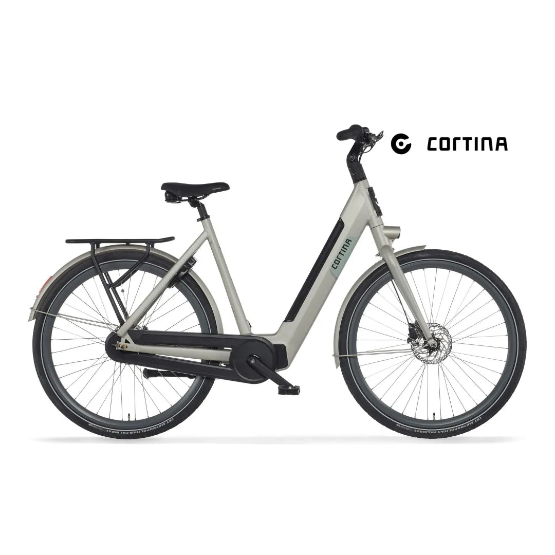 Elegantno električno kolo Cortina E Nite v svetlo sivi barvi z minimalistično obliko in robustnimi pnevmatikami.