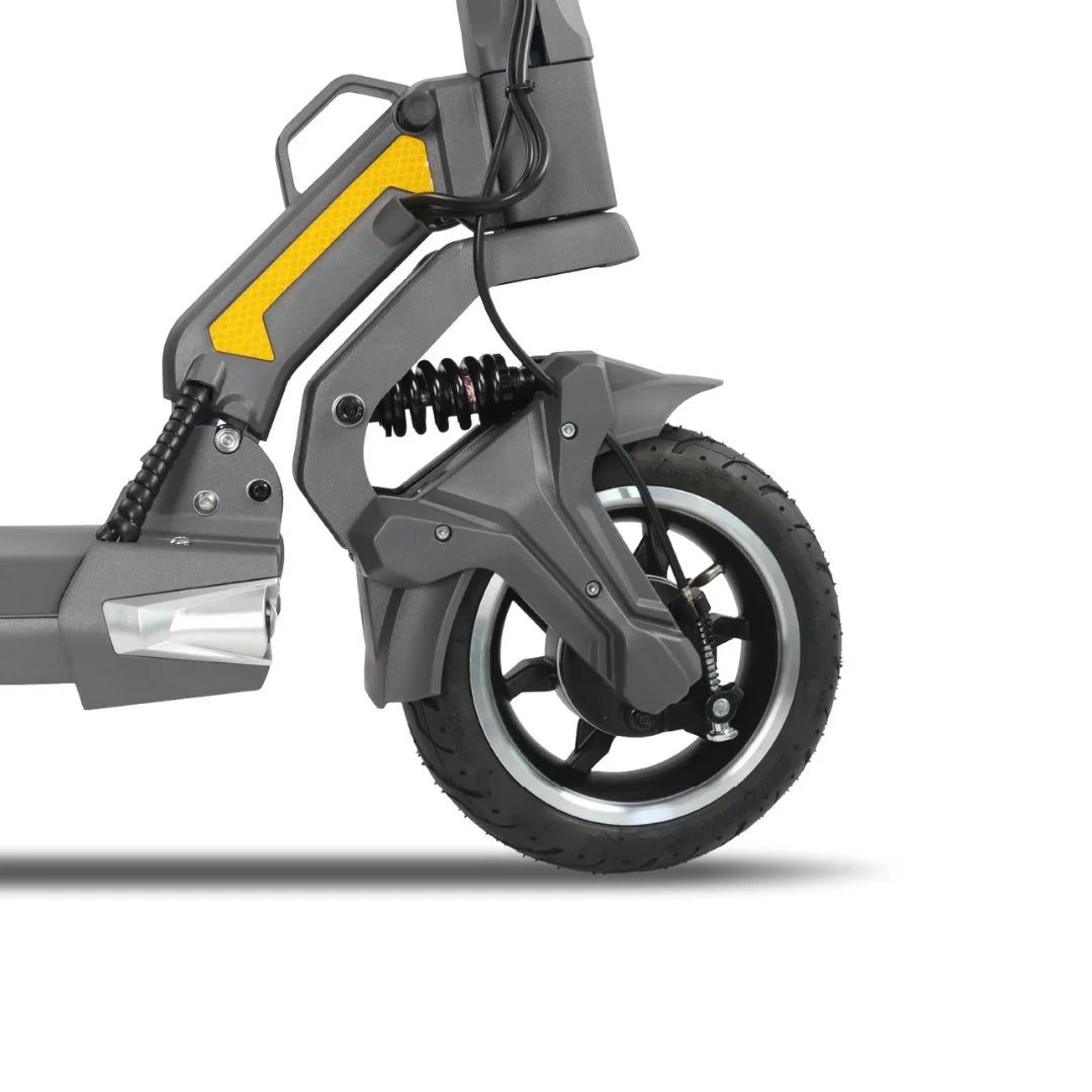 Posnetek od blizu sprednjega kolesa in sistema vzmetenja električnega skiroja Dualtron Togo.