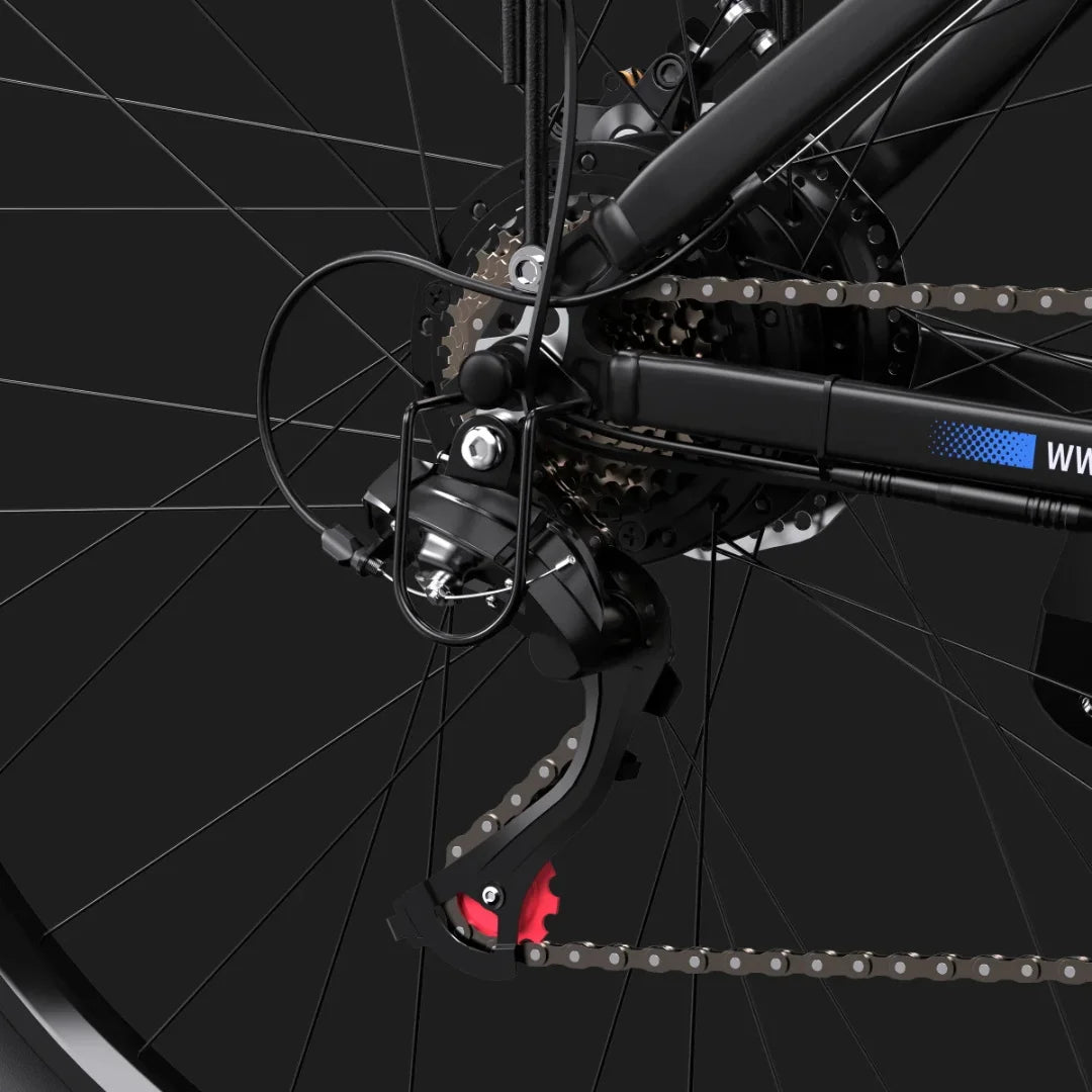 Izdelek je električno kolo, znamke Duotts, model C29. Na sliki je prikazan zadnji del kolesa, kjer so vidni menjalnik, veriga in zadnji zobnik. Detajli vključujejo tudi kablovje, ki je povezano z menjalnikom, kar kaže na mehanizem za prestavljanje. Kolo ima sodoben in športen videz, kar je značilno za električna kolesa.